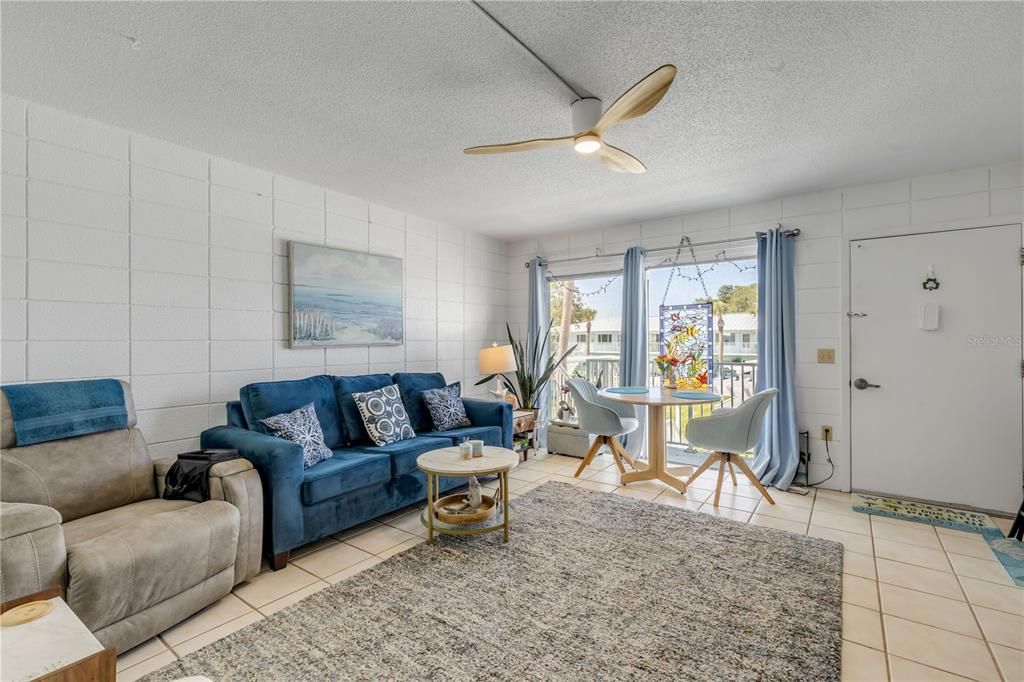 For Sale: $245,000 (1 beds, 1 baths, 600 Square Feet)