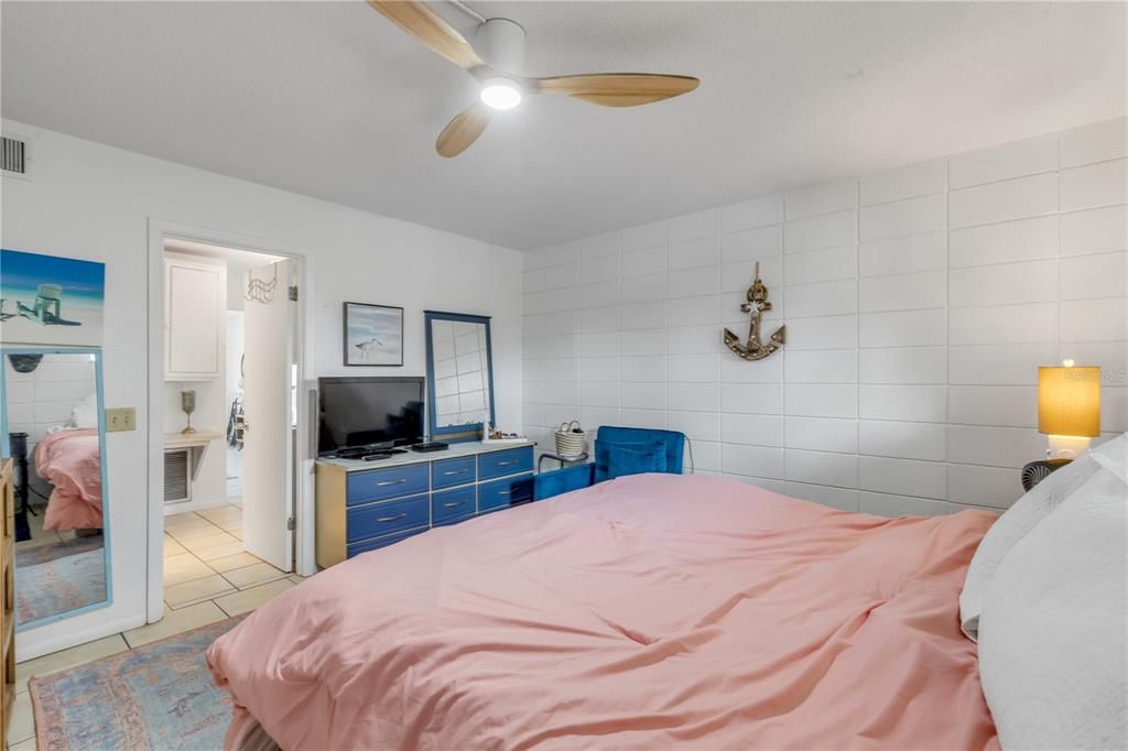 For Sale: $245,000 (1 beds, 1 baths, 600 Square Feet)