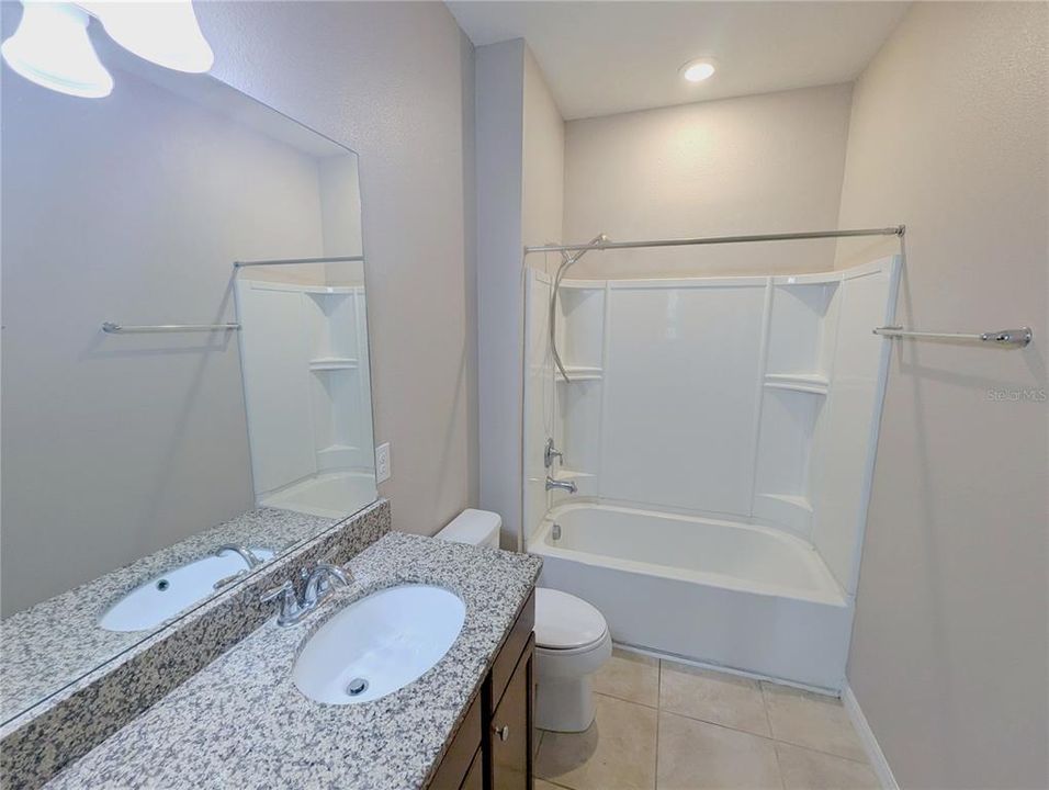 Activo con contrato: $3,200 (4 camas, 2 baños, 2164 Pies cuadrados)