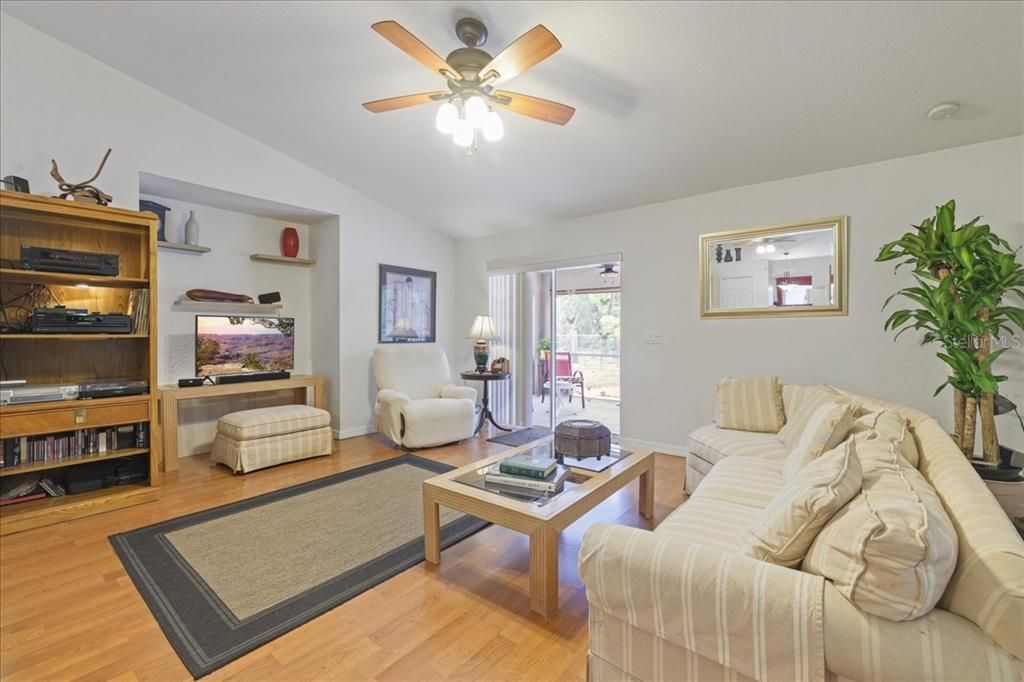 For Sale: $326,000 (3 beds, 2 baths, 1693 Square Feet)