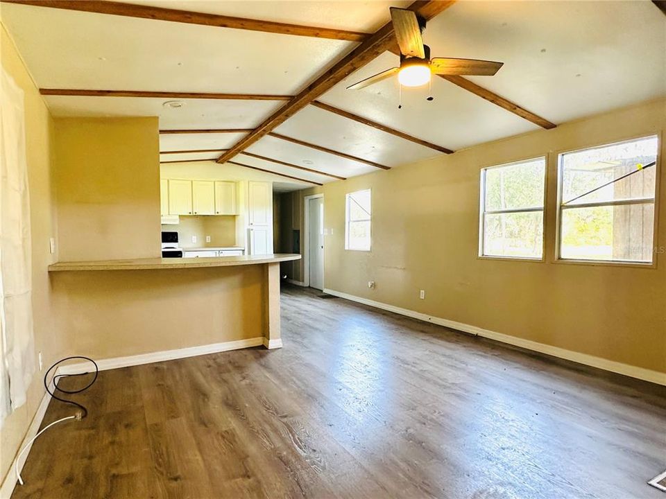 For Rent: $1,400 (2 beds, 1 baths, 728 Square Feet)