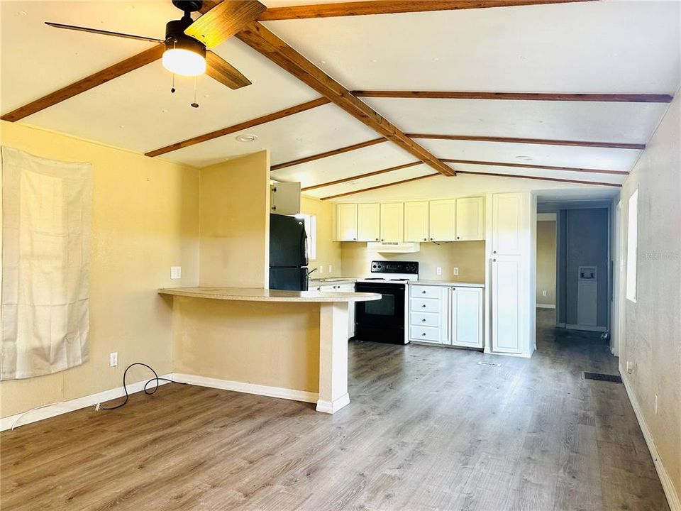 For Rent: $1,400 (2 beds, 1 baths, 728 Square Feet)