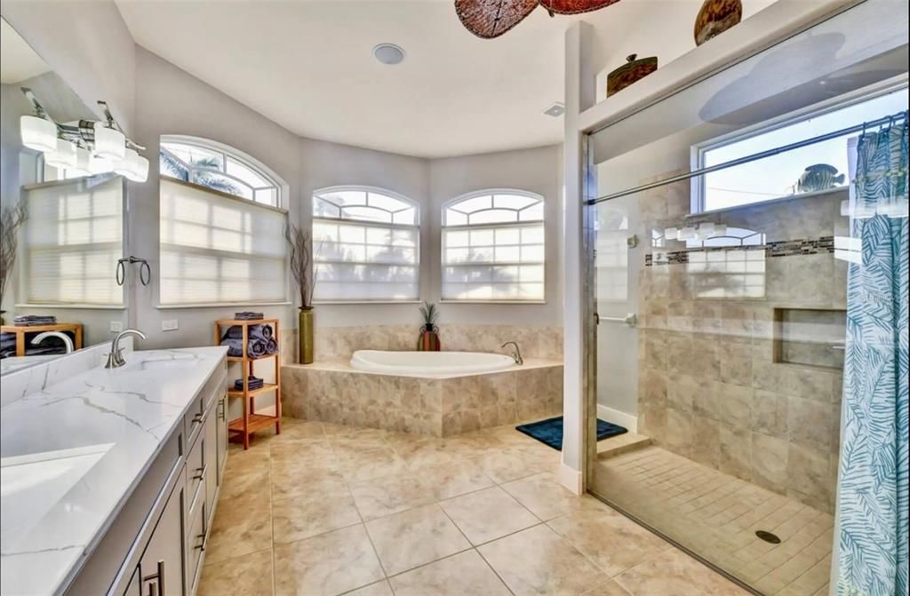 En Venta: $1,549,000 (4 camas, 3 baños, 2566 Pies cuadrados)