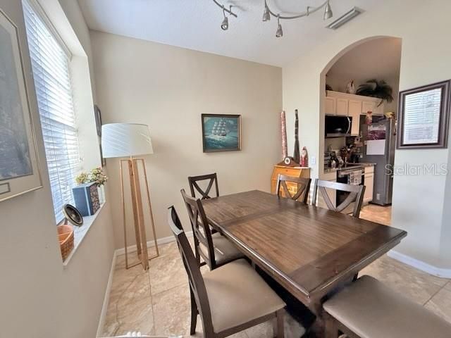 En Venta: $279,900 (2 camas, 2 baños, 1691 Pies cuadrados)