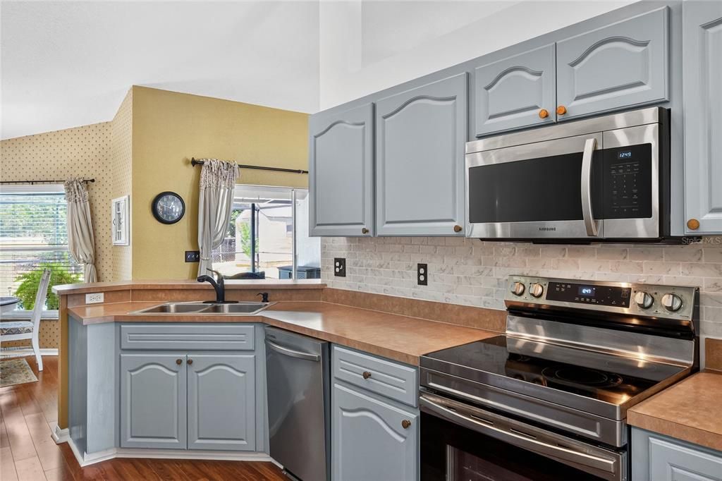 Active With Contract: $395,000 (3 beds, 2 baths, 1859 Square Feet)