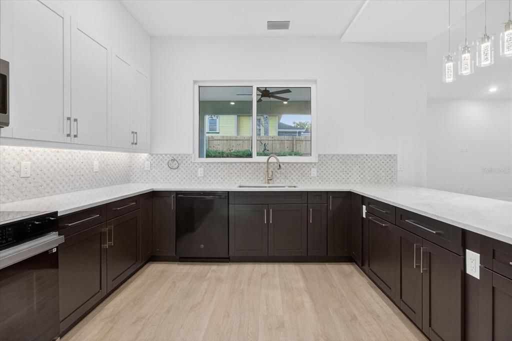En Renta: $3,995 (4 camas, 2 baños, 2925 Pies cuadrados)