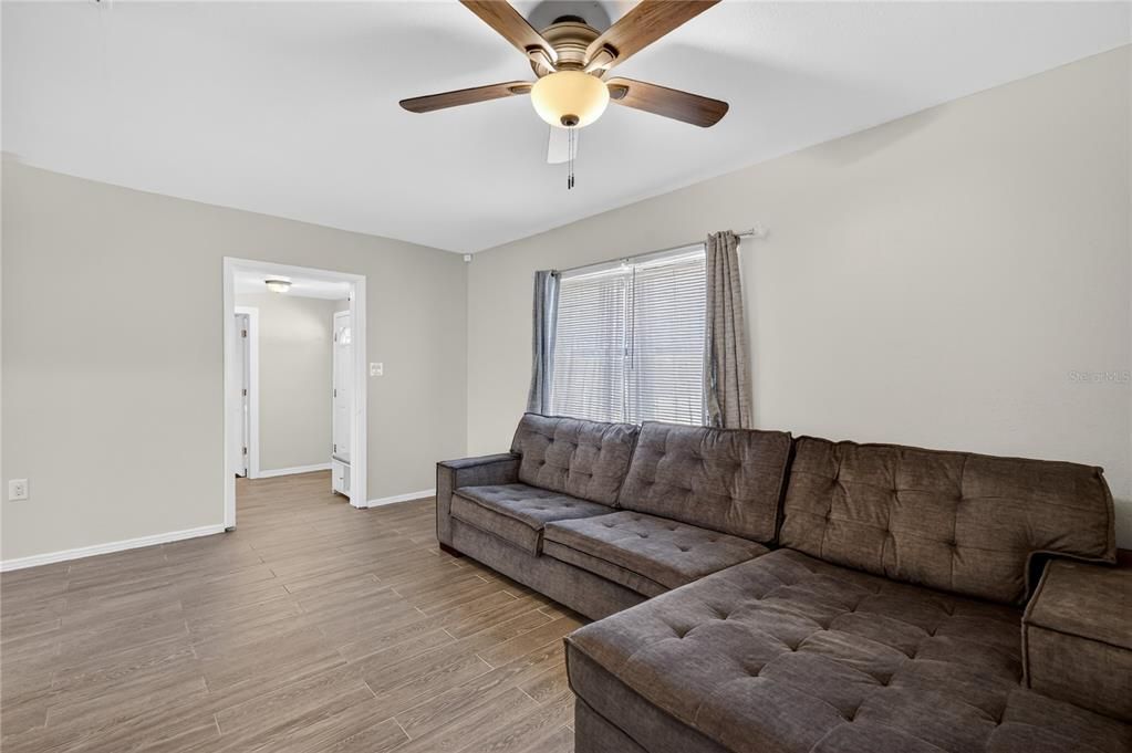 В аренду: $1,850 (4 спален, 2 ванн, 1232 Квадратных фут)