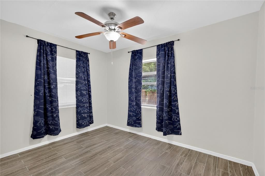 В аренду: $1,850 (4 спален, 2 ванн, 1232 Квадратных фут)