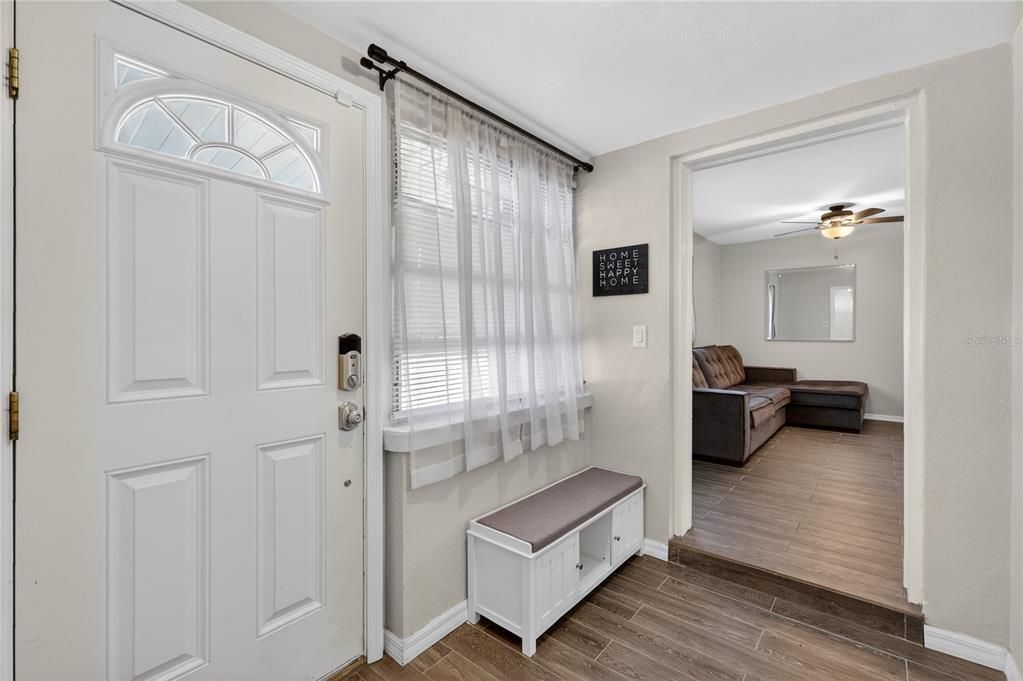 В аренду: $1,850 (4 спален, 2 ванн, 1232 Квадратных фут)