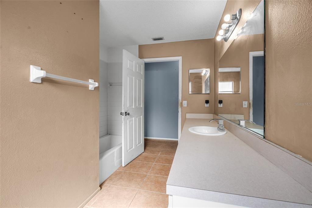 Activo con contrato: $277,500 (3 camas, 1 baños, 1232 Pies cuadrados)