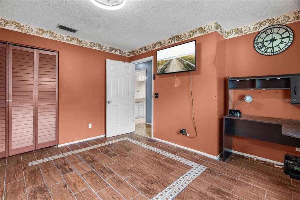 Activo con contrato: $277,500 (3 camas, 1 baños, 1232 Pies cuadrados)