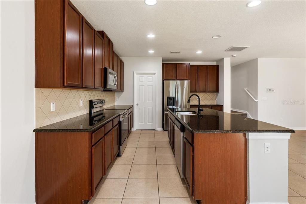Activo con contrato: $475,000 (4 camas, 2 baños, 2338 Pies cuadrados)