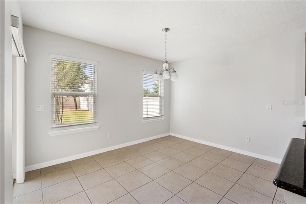 Activo con contrato: $475,000 (4 camas, 2 baños, 2338 Pies cuadrados)