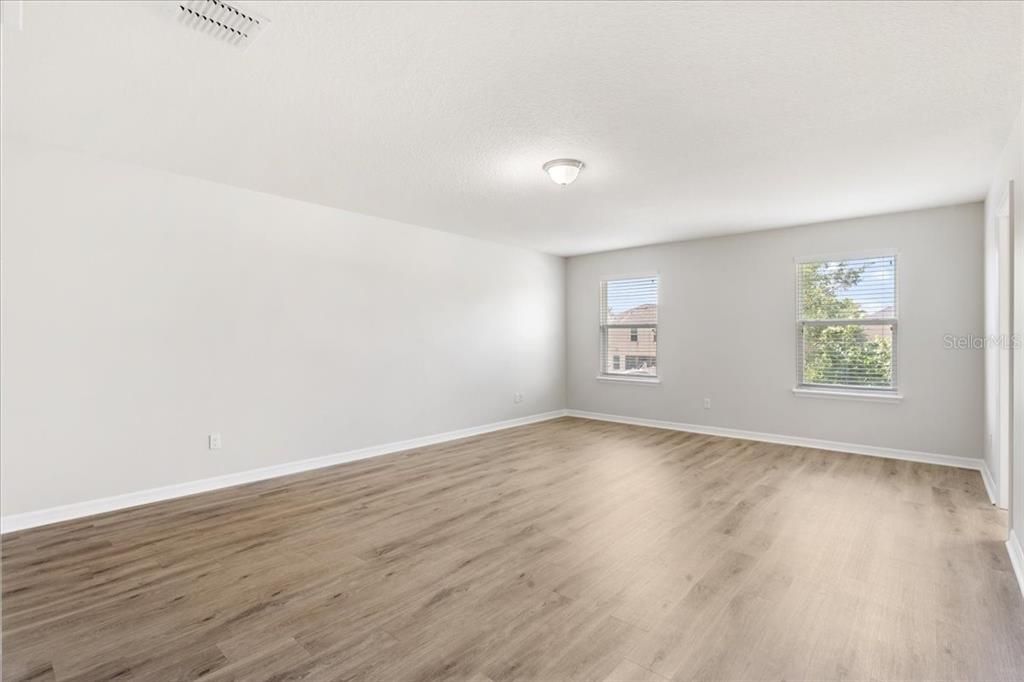 Activo con contrato: $475,000 (4 camas, 2 baños, 2338 Pies cuadrados)