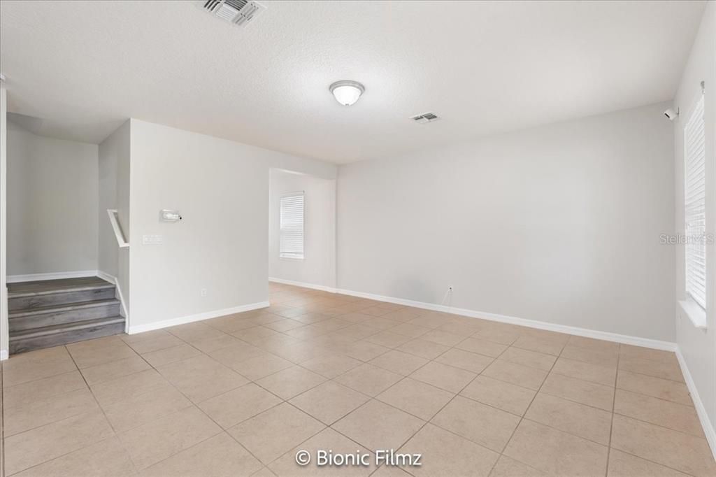 Activo con contrato: $475,000 (4 camas, 2 baños, 2338 Pies cuadrados)