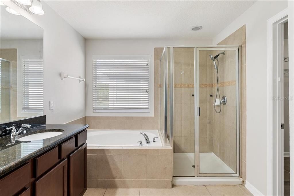 Activo con contrato: $475,000 (4 camas, 2 baños, 2338 Pies cuadrados)