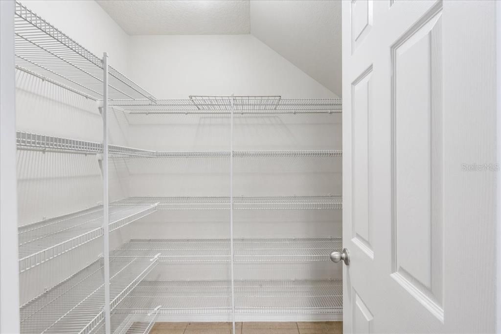 Activo con contrato: $475,000 (4 camas, 2 baños, 2338 Pies cuadrados)