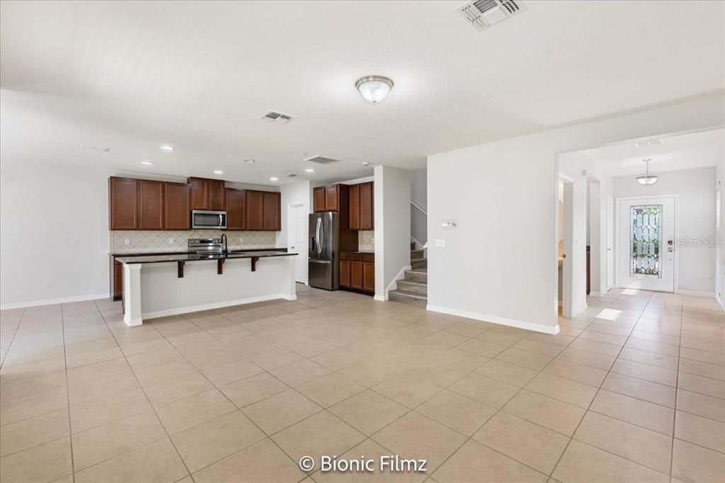 Activo con contrato: $475,000 (4 camas, 2 baños, 2338 Pies cuadrados)