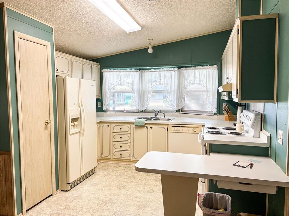 На продажу: $179,900 (2 спален, 2 ванн, 1248 Квадратных фут)