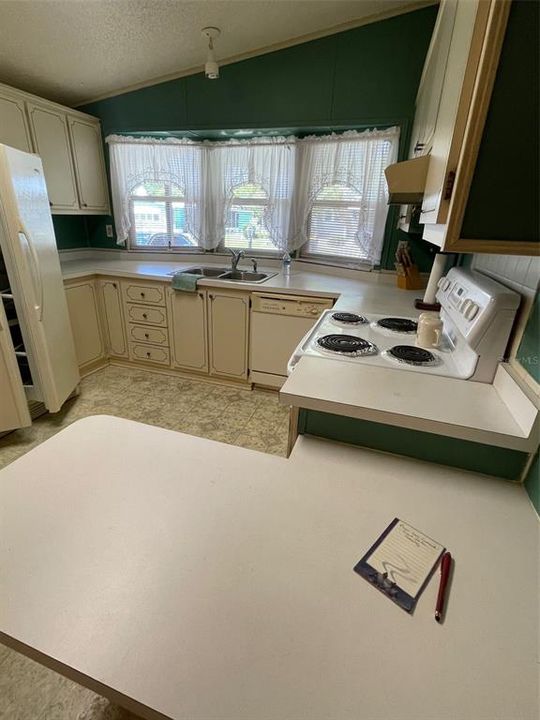 На продажу: $179,900 (2 спален, 2 ванн, 1248 Квадратных фут)
