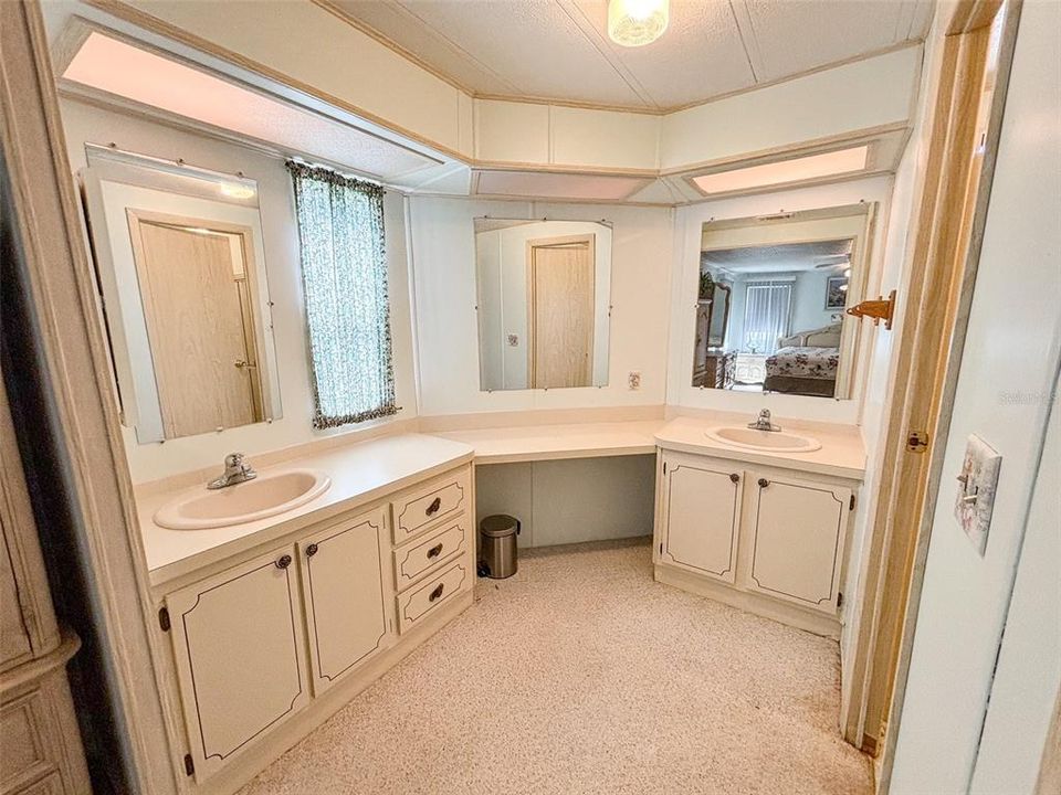 На продажу: $179,900 (2 спален, 2 ванн, 1248 Квадратных фут)