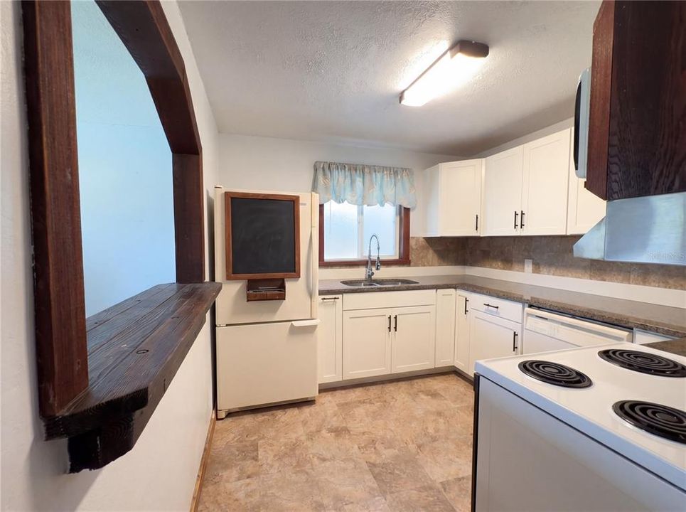 For Sale: $160,000 (2 beds, 1 baths, 1016 Square Feet)