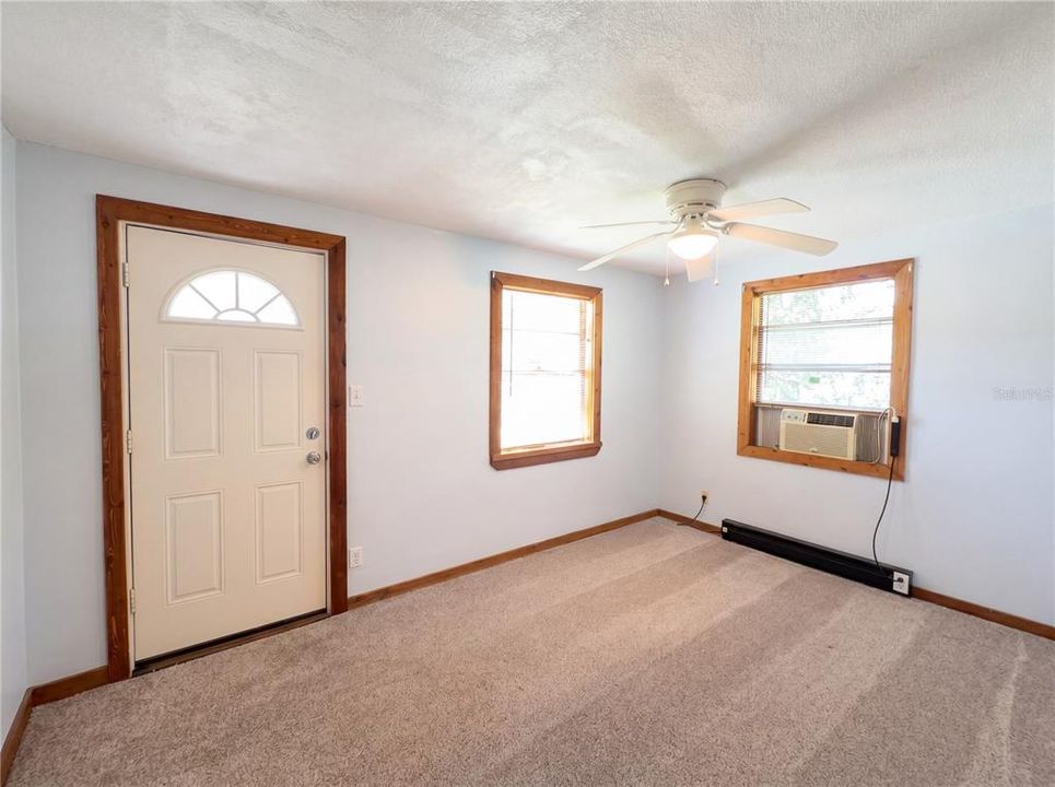 For Sale: $160,000 (2 beds, 1 baths, 1016 Square Feet)