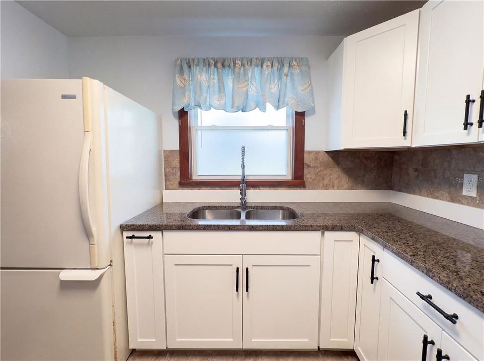 For Sale: $160,000 (2 beds, 1 baths, 1016 Square Feet)
