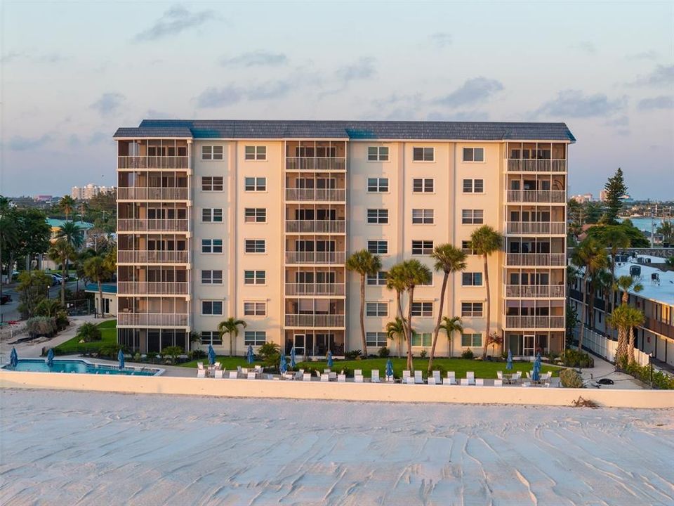 Active With Contract: $899,000 (2 beds, 2 baths, 1150 Square Feet)