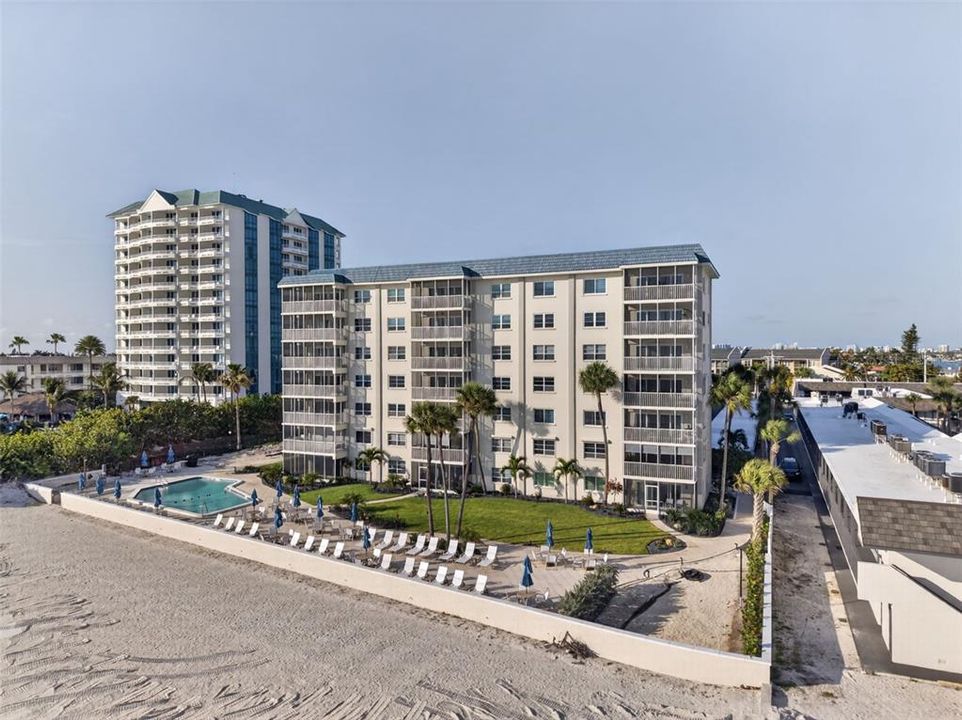 Active With Contract: $899,000 (2 beds, 2 baths, 1150 Square Feet)