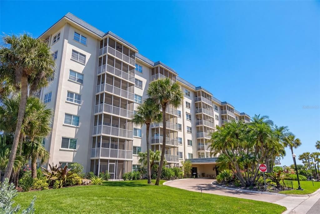 Active With Contract: $899,000 (2 beds, 2 baths, 1150 Square Feet)