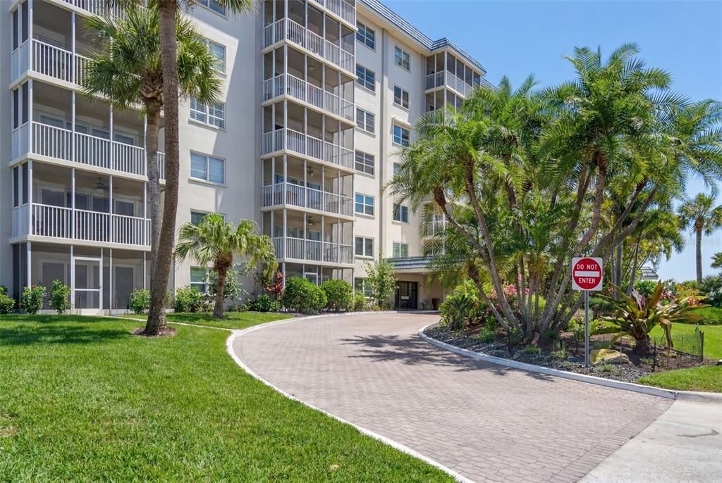 Active With Contract: $899,000 (2 beds, 2 baths, 1150 Square Feet)