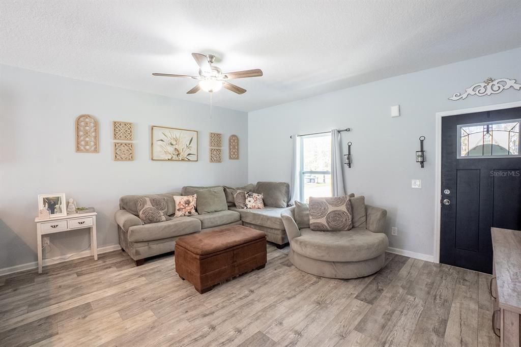 For Sale: $319,000 (3 beds, 2 baths, 1206 Square Feet)