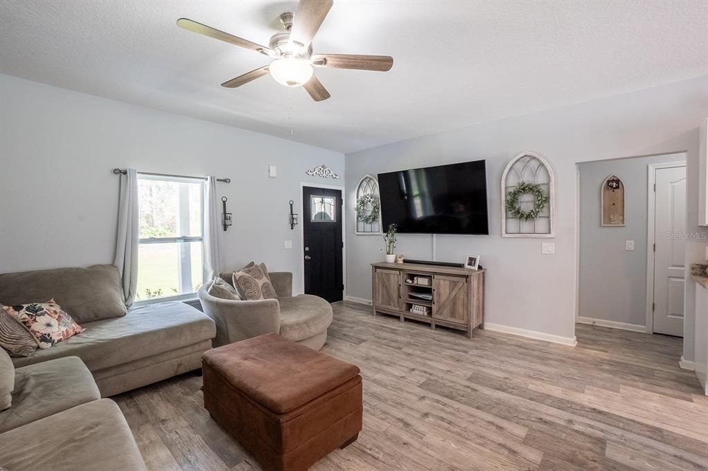 For Sale: $319,000 (3 beds, 2 baths, 1206 Square Feet)