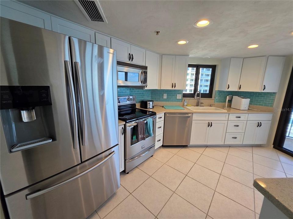 For Rent: $2,750 (2 beds, 2 baths, 1561 Square Feet)