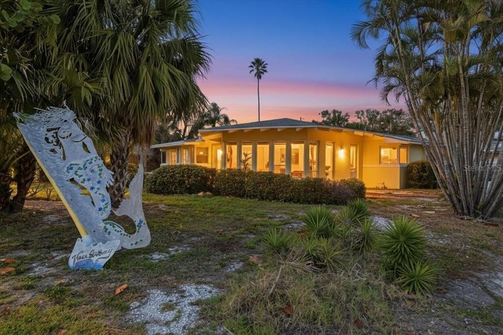 For Sale: $1,100,000 (0.30 acres)