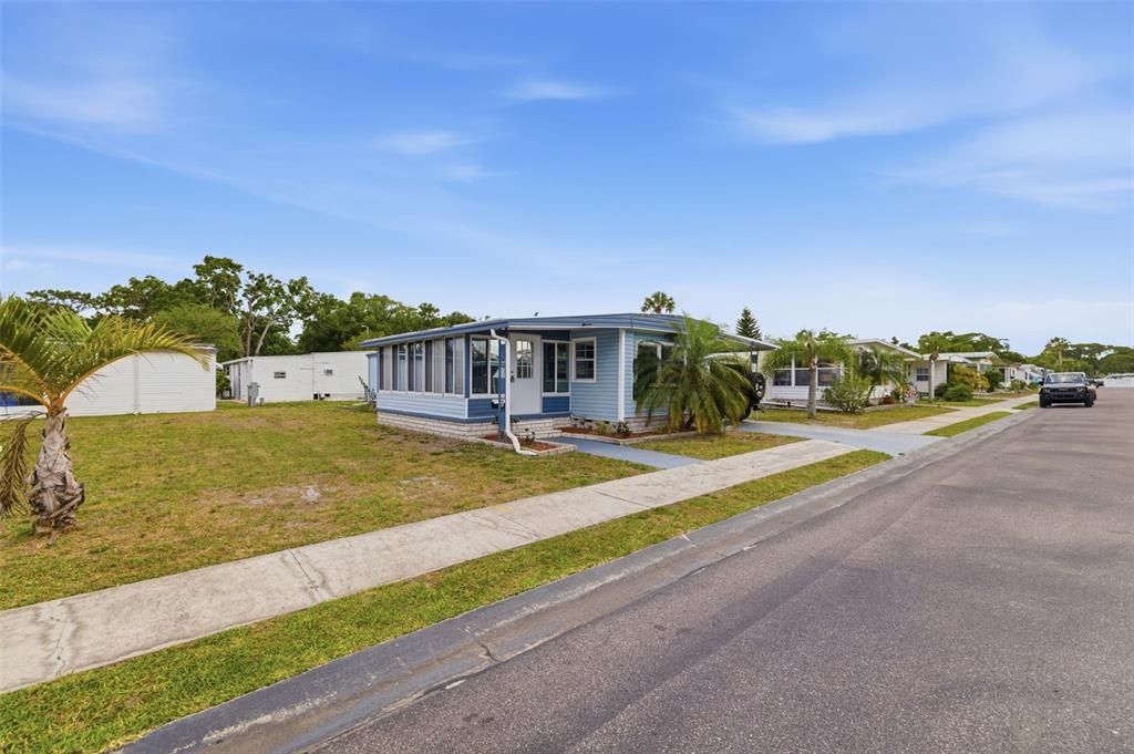 For Sale: $100,000 (2 beds, 1 baths, 852 Square Feet)