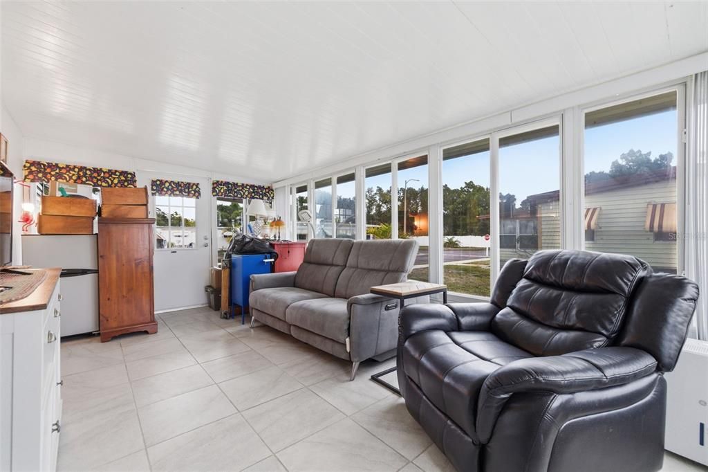For Sale: $100,000 (2 beds, 1 baths, 852 Square Feet)