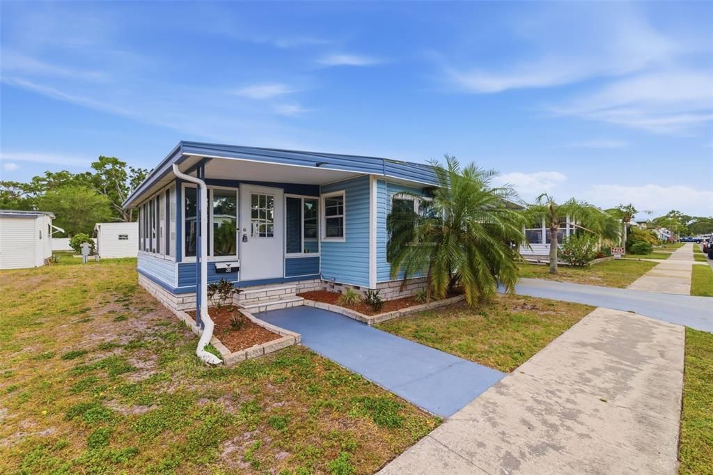 For Sale: $100,000 (2 beds, 1 baths, 852 Square Feet)