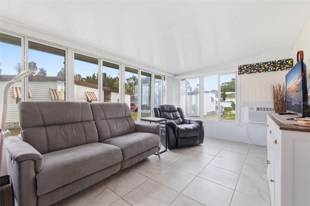 For Sale: $100,000 (2 beds, 1 baths, 852 Square Feet)