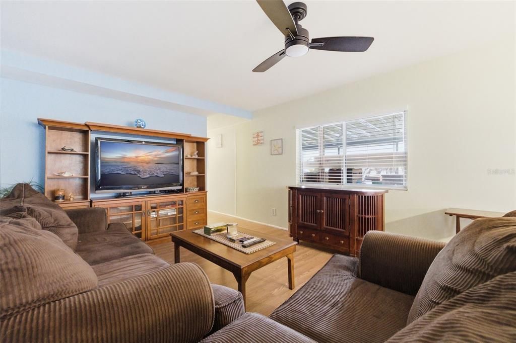For Sale: $100,000 (2 beds, 1 baths, 852 Square Feet)