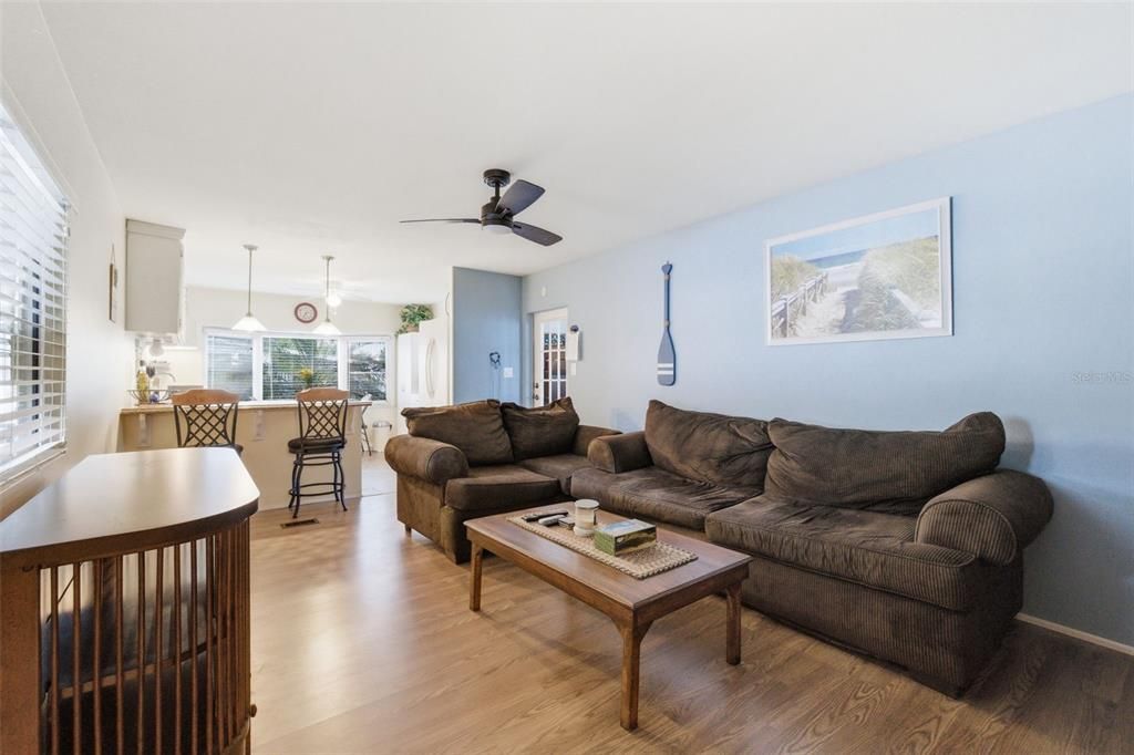 For Sale: $100,000 (2 beds, 1 baths, 852 Square Feet)