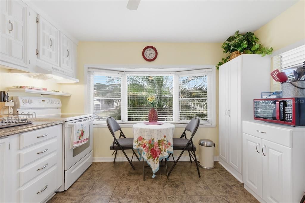 For Sale: $100,000 (2 beds, 1 baths, 852 Square Feet)