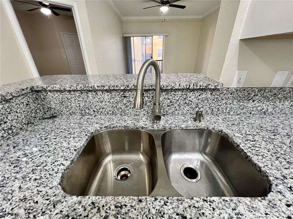 For Rent: $1,600 (1 beds, 1 baths, 656 Square Feet)
