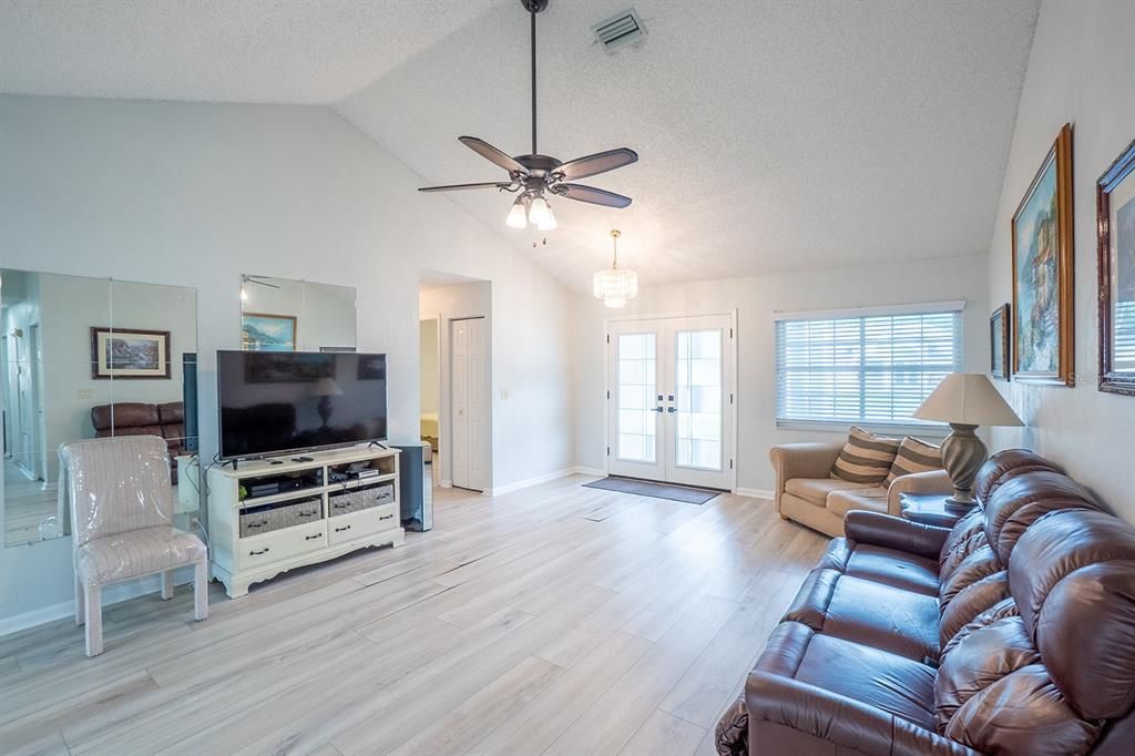 Activo con contrato: $289,000 (3 camas, 2 baños, 1497 Pies cuadrados)