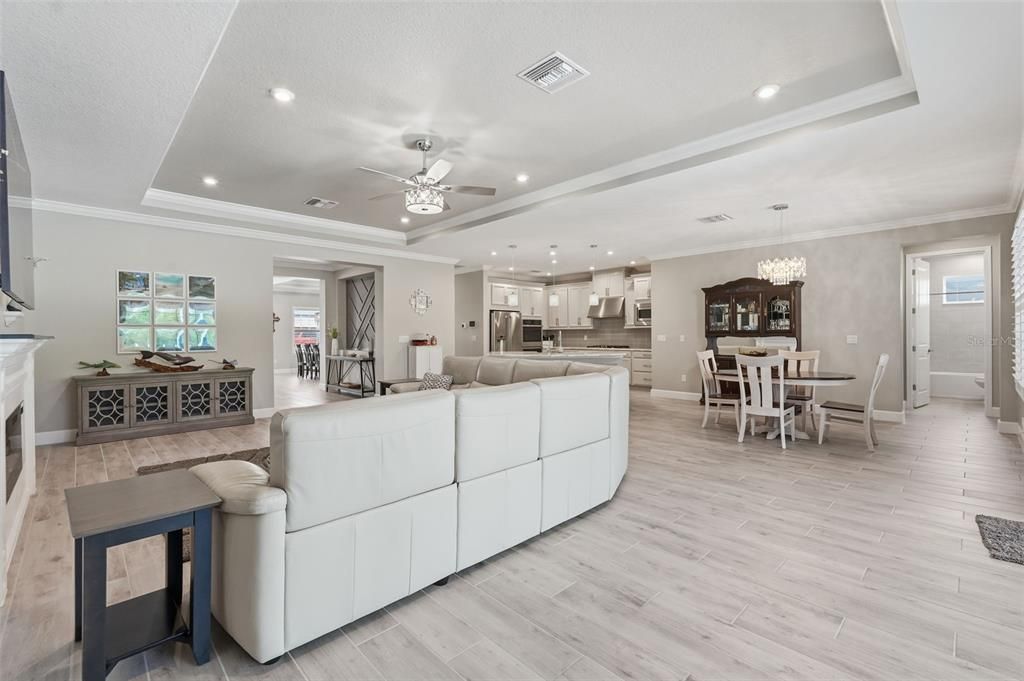 En Venta: $825,000 (4 camas, 3 baños, 3261 Pies cuadrados)