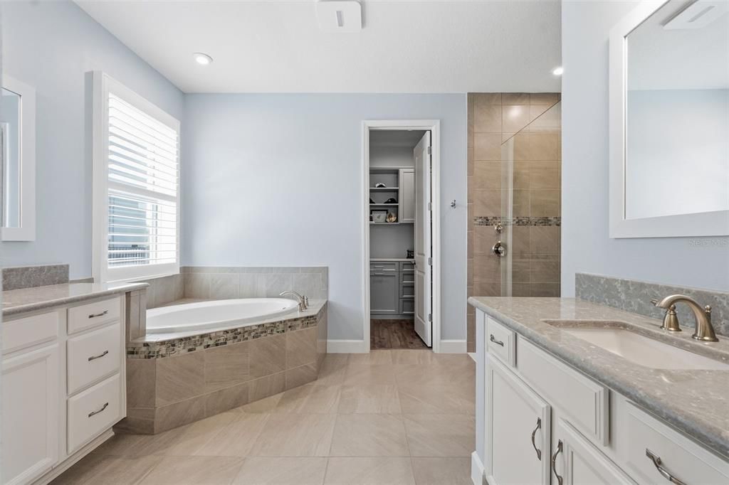 En Venta: $825,000 (4 camas, 3 baños, 3261 Pies cuadrados)