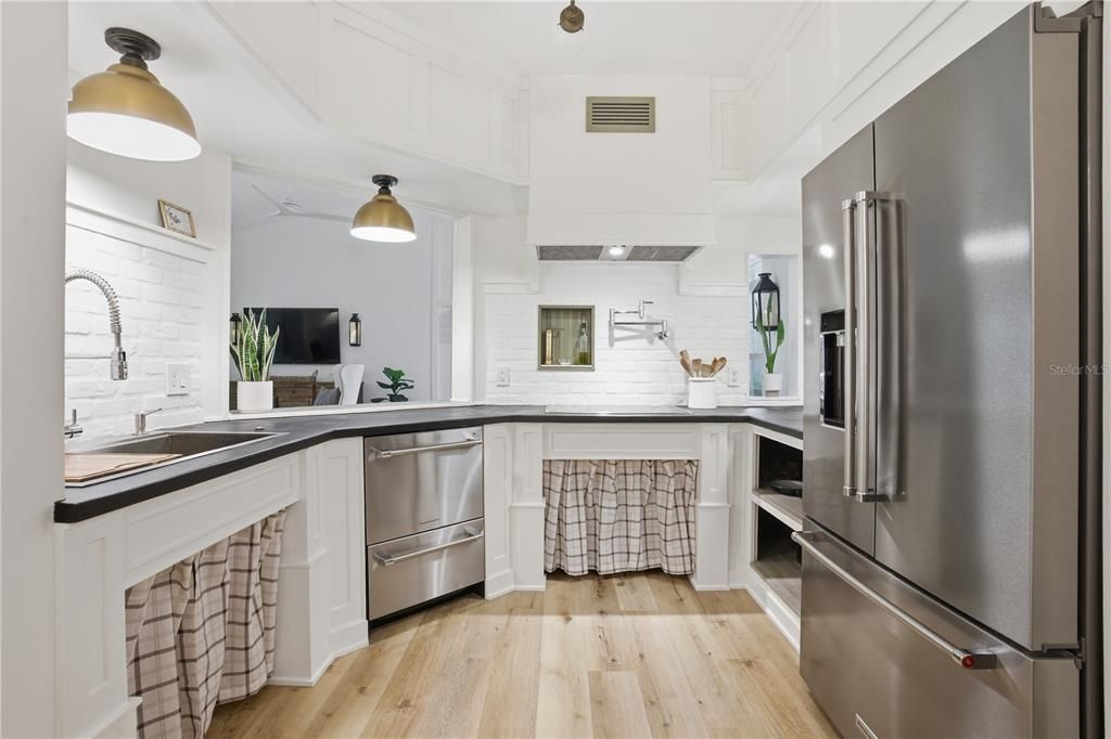 Active With Contract: $279,900 (2 beds, 2 baths, 1281 Square Feet)