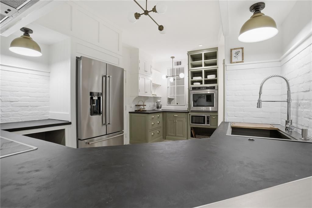 Active With Contract: $279,900 (2 beds, 2 baths, 1281 Square Feet)