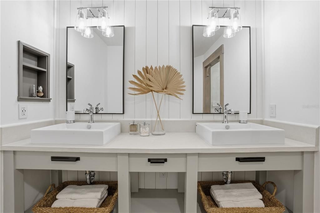 Active With Contract: $279,900 (2 beds, 2 baths, 1281 Square Feet)
